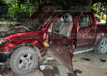 ¡Le salió caro el polvito! Hombre destroza vehículo del amante de su esposa tras encontrarlos en acción en SPS