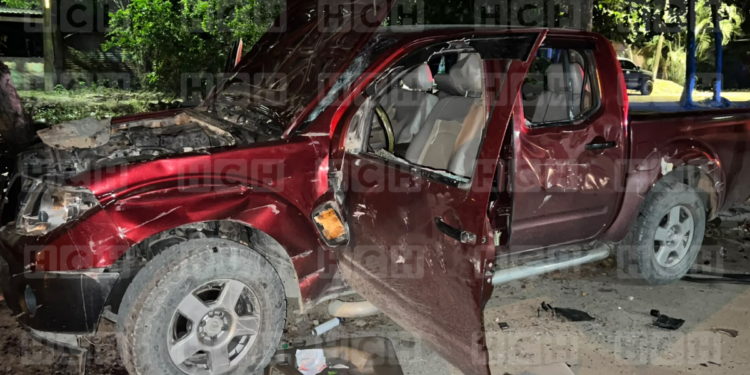 ¡Le salió caro el polvito! Hombre destroza vehículo del amante de su esposa tras encontrarlos en acción en SPS