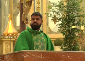 “Hoy es día de abrazarnos en el perdón”: sacerdote llama a la reconciliación durante la eucaristía dominical