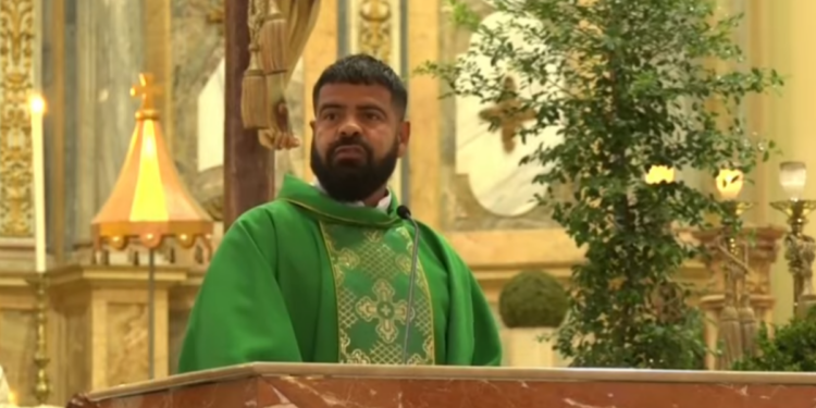 “Hoy es día de abrazarnos en el perdón”: sacerdote llama a la reconciliación durante la eucaristía dominical