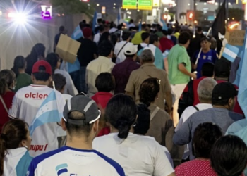 ¡“FUERA LA RACHA”! Manifestantes salen a las calles de la capital y lanzan consignas contra el gobierno de Asfura