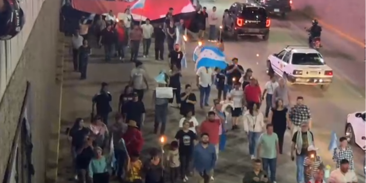 ¡Tercer viernes de antorchas! Manifestantes mantienen la consigna: “¡Fuera la Racha!”