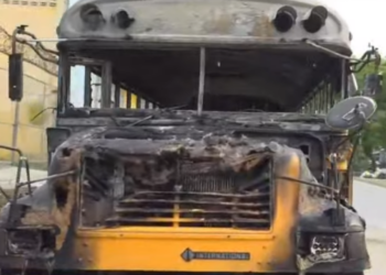 ¡Devorado por las llamas! Bus urbano queda totalmente calcinado en San Pedro Sula