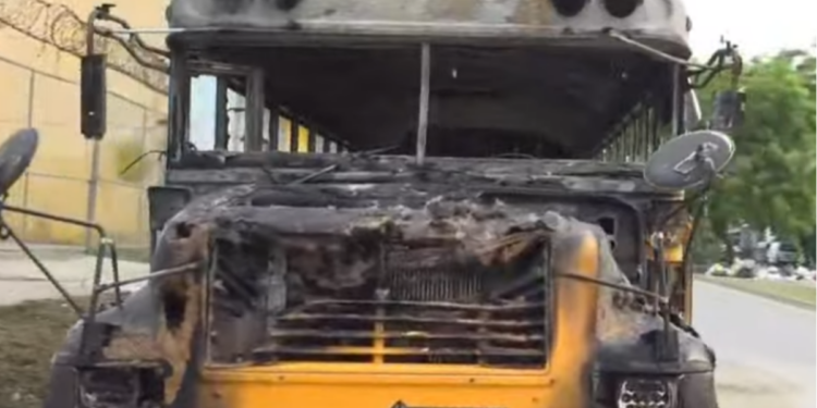 ¡Devorado por las llamas! Bus urbano queda totalmente calcinado en San Pedro Sula