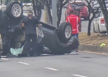 ¡Vivo de milagro! Conductor sale ileso tras volcar su vehículo en el anillo periférico de la capital