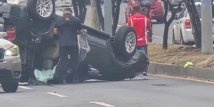 ¡Vivo de milagro! Conductor sale ileso tras volcar su vehículo en el anillo periférico de la capital