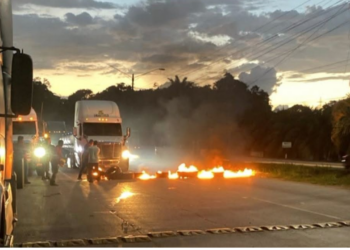 ¡Caos en Puerto Cortés! Transportistas bloquean carretera y exigen freno al precio del combustible