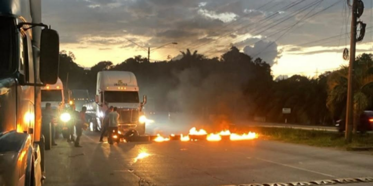 ¡Caos en Puerto Cortés! Transportistas bloquean carretera y exigen freno al precio del combustible