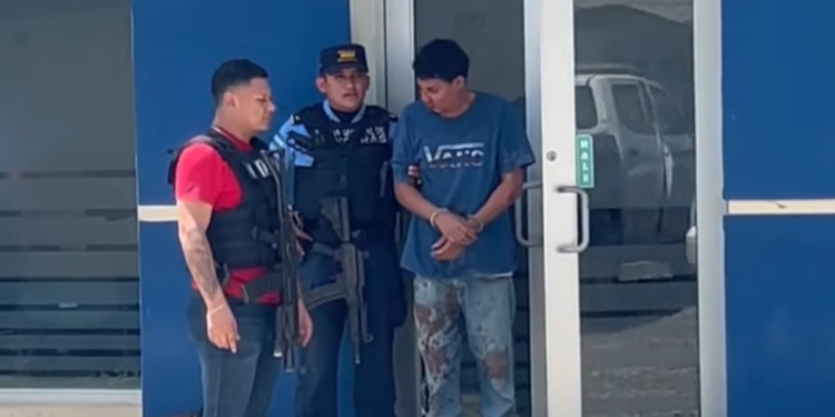 ¡En manos de la justicia! Cae sujeto acusado de extorsión y portación ilegal de armas en Choloma