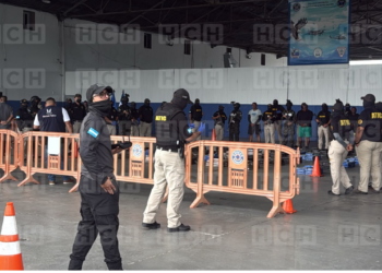 ¡Golpe contundente al narcotráfico! 899 kilos de supuesta cocaína decomisados y cinco capturados en alta mar