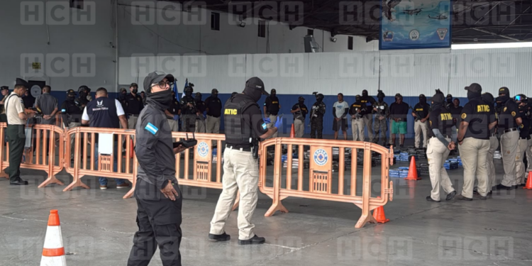 ¡Golpe contundente al narcotráfico! 899 kilos de supuesta cocaína decomisados y cinco capturados en alta mar