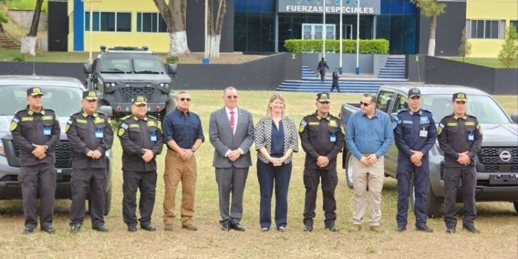Estados Unidos entrega dos vehículos a Honduras para combatir el crimen organizado