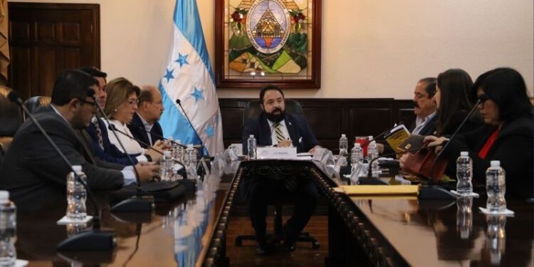 Admiten 12 recursos de amparo a favor de exintegrantes de la Comisión Permanente; dos corresponden a Luis Redondo