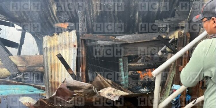¡Lo perdieron todo! Incendio deja a varias familias en la calle en Los Pinos