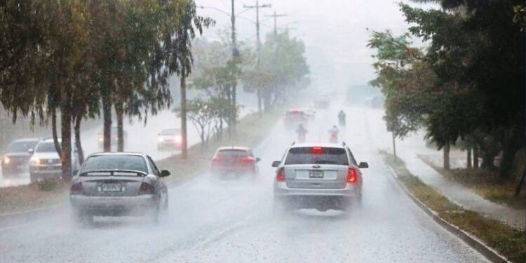 ¡Se viene el agua! Onda tropical trae lluvias y tormentas este jueves