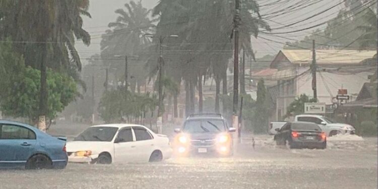 ¡Se viene el agua! Vaguada y onda tropical provocarán lluvias este miércoles en Honduras
