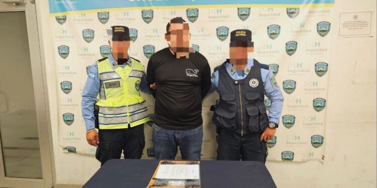 DNVT captura a sospechoso por usar permiso de conducir falso en Choloma, Cortés