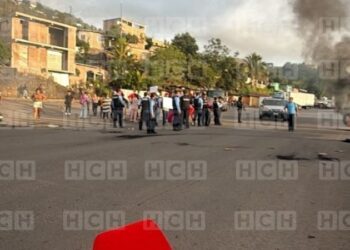 ¡Bloquean el anillo periférico! Pobladores exigen reparación de calles y piden reunión con el alcalde