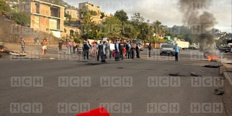 ¡Bloquean el anillo periférico! Pobladores exigen reparación de calles y piden reunión con el alcalde