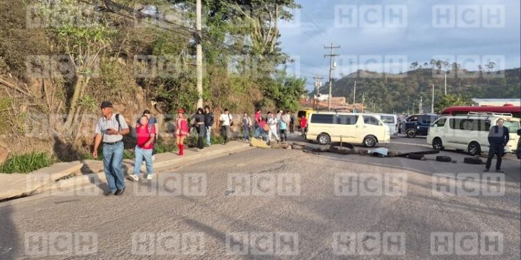 “Busitos” se movilizan en Cerro Grande por el precio del combustible