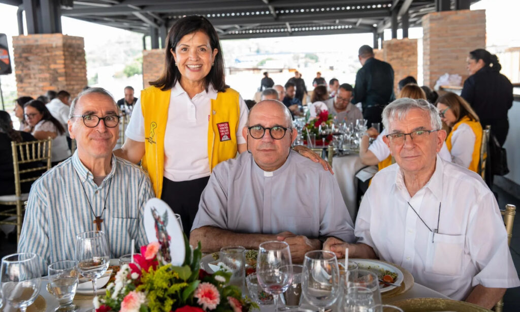 Fundación Hondureña para el Niño con Cáncer recibe la Orden de San Miguel Arcángel