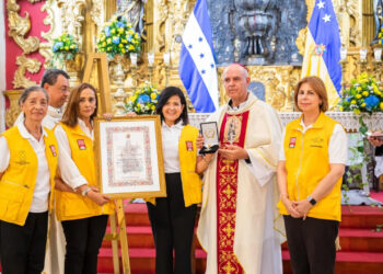 Fundación Hondureña para el Niño con Cáncer recibe la Orden de San Miguel Arcángel