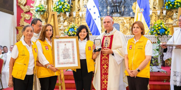 Fundación Hondureña para el Niño con Cáncer recibe la Orden de San Miguel Arcángel