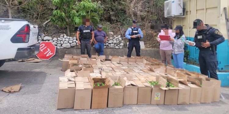 Capturan a guatemalteco al intentar ingresar ilegalmente más de 1,200 litros de aguardiente en Copán