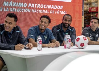 Futbolistas de la Selección Nacional se dejan querer por su noble afición