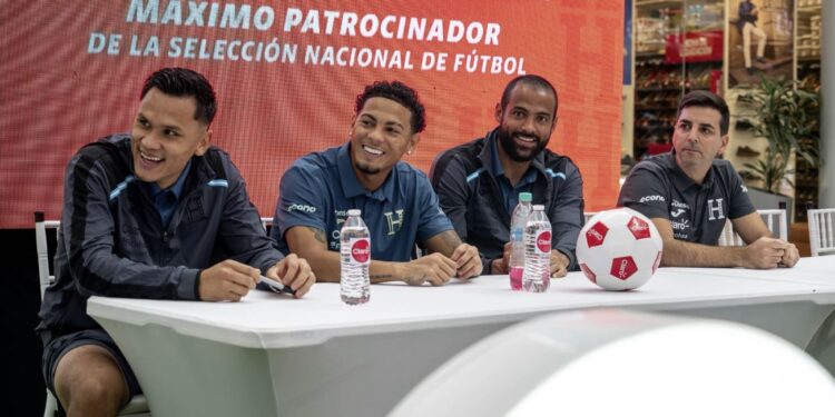 Futbolistas de la Selección Nacional se dejan querer por su noble afición