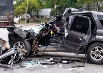 ¡Iba como alma que lleva el diablo! Borracho al volante se estrella con rastra en SPS y sobrevive de milagro