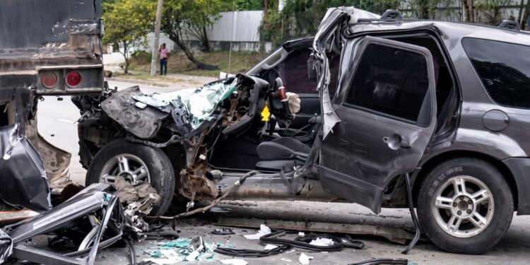 ¡Iba como alma que lleva el diablo! Borracho al volante se estrella con rastra en SPS y sobrevive de milagro