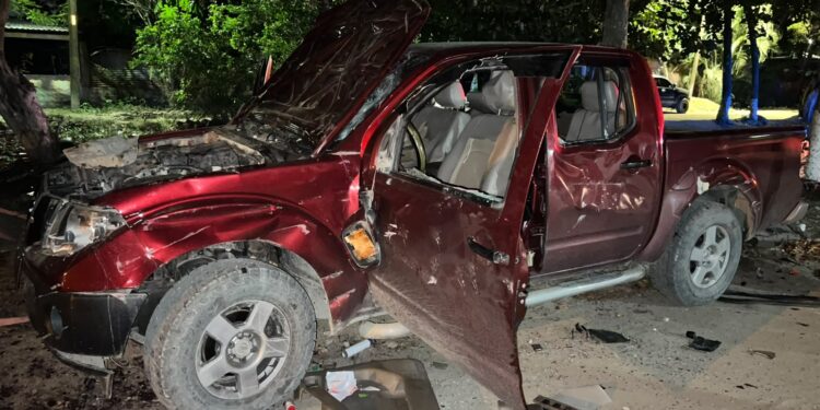 ¡No los dejó terminar! Mujer encontró a su esposo con otra y le hizo pedazos el carro que usaba como motel | Móvil Emergencia SPS