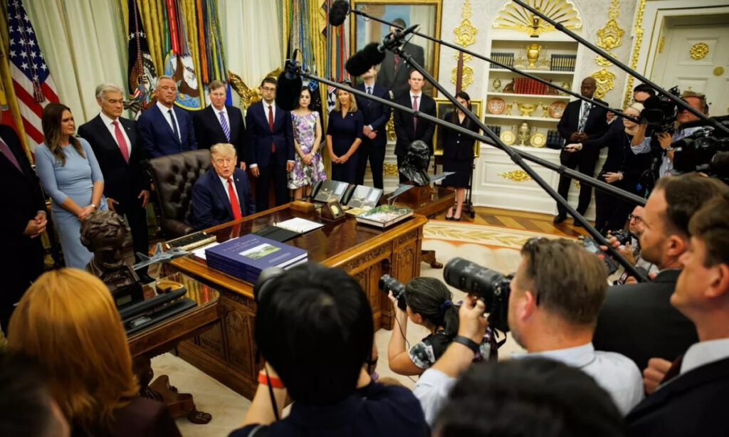 Juez frena veto de Donald Trump a CNN MSNBC y Politico