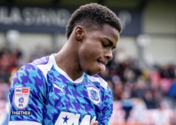 Keyrol Figueroa disputa sus primeros minutos con Port Vale