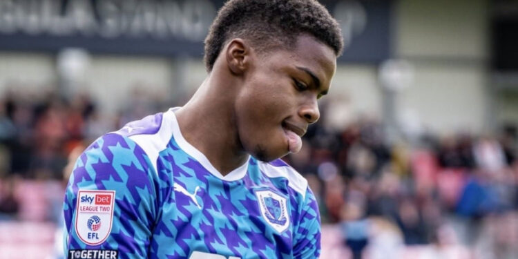 Keyrol Figueroa disputa sus primeros minutos con Port Vale