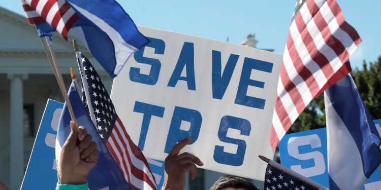La falta de un anuncio sobre el TPS mantiene en vilo a más de 170 mil salvadoreños en Estados Unidos