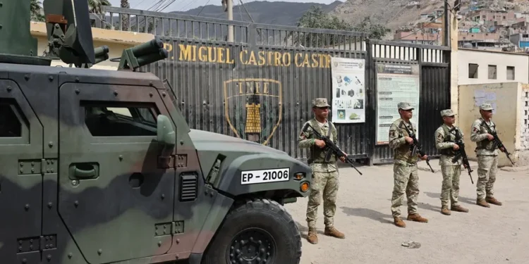 Keiko Fujimori da el primer paso para reformar las cárceles de Perú al desplegar cercos militares