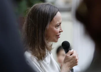 Impiden tres nuevos intentos de María Corina Machado de volver a Venezuela, dice su equipo