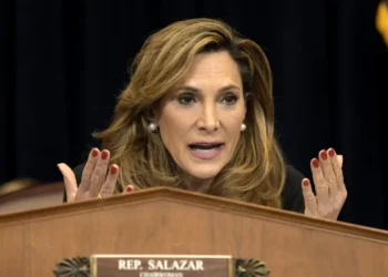 El Gobierno Trump mantendrá deportaciones «le guste o no» a congresista republicana crítica