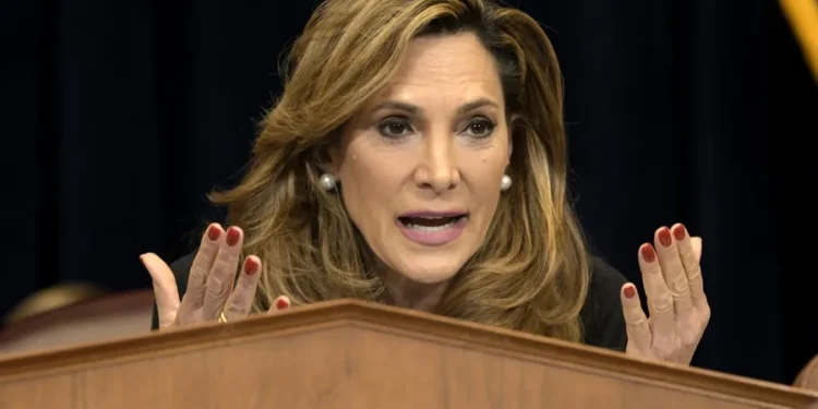 El Gobierno Trump mantendrá deportaciones «le guste o no» a congresista republicana crítica