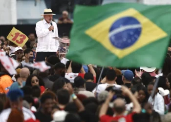 Lula y Bolsonaro, a un mes de unas elecciones inciertas por un escándalo de corrupción en Brasil
