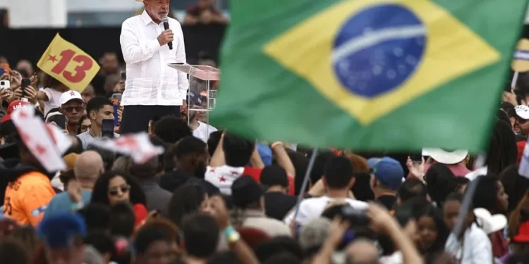 Lula y Bolsonaro, a un mes de unas elecciones inciertas por un escándalo de corrupción en Brasil