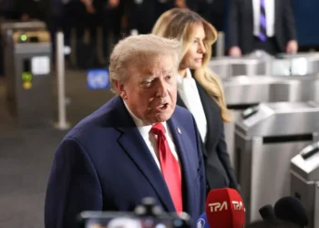 El juez cuestiona el proceso usado por Trump para vetar en la Casa Blanca a tres medios