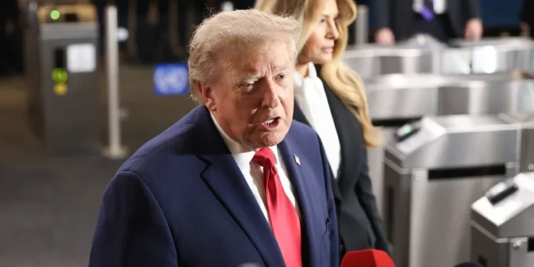 El juez cuestiona el proceso usado por Trump para vetar en la Casa Blanca a tres medios