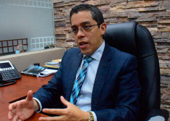 Rector Odir Fernández denuncia presiones del Gobierno sobre el transporte gratuito de la UNAH: “No nos van a detener”