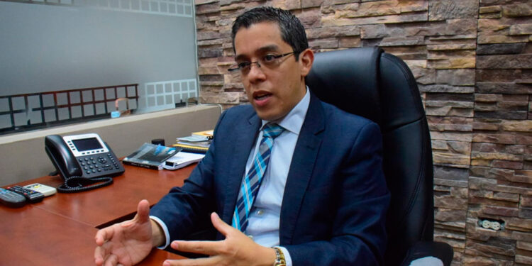 Rector Odir Fernández denuncia presiones del Gobierno sobre el transporte gratuito de la UNAH: “No nos van a detener”