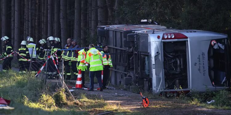 Trágico accidente en Alemania: Vuelco de autobús que se dirigía al Oktoberfest deja dos muertos y 19 heridos