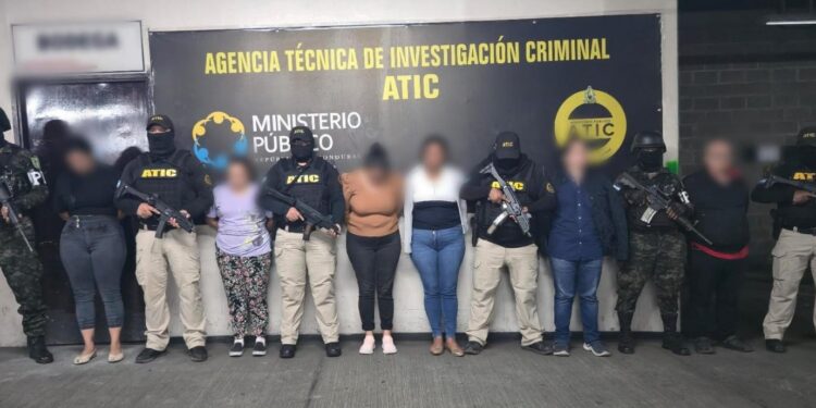 ¡Red de lavado! Presas quedan cinco personas acusadas por extorsión superior a L 51 millones