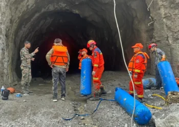 Sobreviviente acusa a supervisor extranjero de abandonar a más de 200 trabajadores antes de que un deslave sepultara túnel hidroeléctrico en Nepal